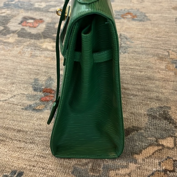 In French style this lovely bag  is in excellent condition with minor wear. - Picture 4 of 16